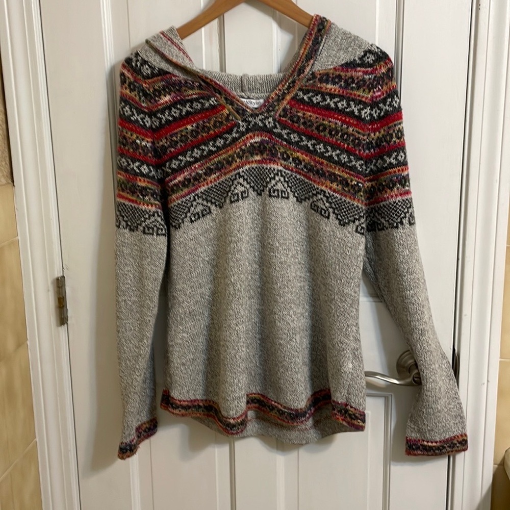 Cozy sweater with striking Nordic details and an attached hood